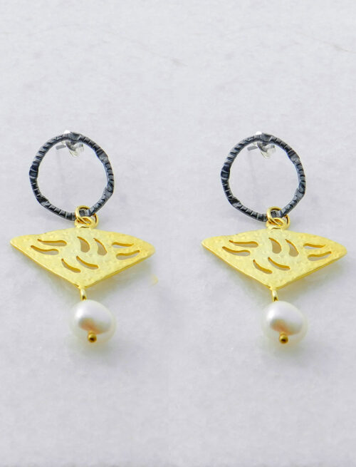 Bi-Color Ohrringe Dreiecke mit Perle, Schmuck aus Griechenland