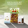 KRETA Meze Set bestehend aus gemischten Oliven, einer Paste aus getrockneten Tomaten und Feta und einer Gewürzmischung für Feta.